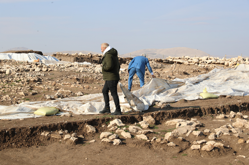 <p><b> 'MEZOPOTAMYA VE ANADOLU �LE �L��K� A�LARINI ��Z�YORUZ'</b></p><p><b><br></b></p><p>Sar�altun, �al��malar�n sonucunu gelecek y�llarda kamuoyuyla payla�acaklar�n� anlatarak, 'DNA verileriyle beraber (o d�nemde ya�ayan insanlar�n) nas�l bir sosyok�lt�rel ili�ki a��nda oldu�unu, Mezopotamya, Kafkasya ve Anadolu ile ili�ki a�lar�n� DNA genomlar�ndan ��z�yoruz. Y�llar s�recek ara�t�rmalar. Biz bunlara 2024 y�l�ndan bu yana yo�un bir �ekilde ba�lad�k. 2026-2027 y�llar�nda da �ekillendirip bunlar� toplumla payla�mak istiyoruz.' diye konu�tu.</p>