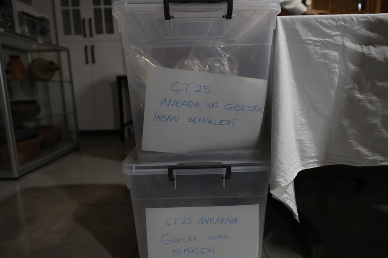 <p>Erdal, incelenen DNA verilerinin, toplulu�un d�� ba�lant�lar�na i�aret etti�ini belirterek, 'Mezopotamya ve Kafkasya ile ili�kisi bulunan bir topluluk. Oradan gelen bireylerin �ay�n�'ne yerle�ti�ini ve ya�amlar�n� burada s�rd�rd�klerini g�r�yoruz.' ifadelerini kulland�.</p>