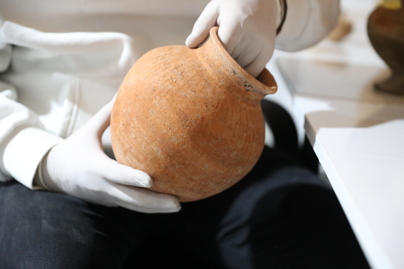 <p>'��nk� evler her d�nemde ayn� planda yap�lm��, ayn� stratejiyle yap�lm��. Bunun i�in bir y�netimin olmas� laz�m. Buna ra�men eldeki veriler toplumsal yap�da kesin bir stat� ayr�m�n� do�rulamad�. �skeletleri inceledi�imizde b�y�k planl� evden gelen de k���k planl� evden gelen de �al��m��. G�ndelik aktivitelerini yapm��, tar�msal faaliyetlerini ve hayvanc�l��� s�rd�rm��, g�m� geleneklerinde elinde ne varsa yan�na hediyesini koymu�. Topluluk g�ndelik ya�amda cinsiyetler aras� i� b�l�m� ile ya�am��. Erkeklerde hayvanc�l�kla ba�lant�l� izler, kad�nlarda ise ev i�i �retim s�re�lerinin yaratt��� fiziksel etkenler okunuyor.'</p>