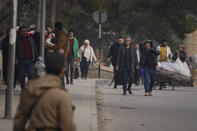 <p>Mahallelerde ya�ayan sivillerin tahliye i�lemlerinin durmas�n�n ard�ndan ter�r �rg�t�ne ait askeri mevziler vuruluyor.</p>