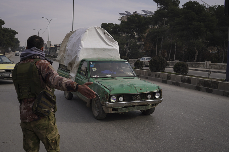 <p>Suriye ordusu, Halep'in �eyh Maksud ve E�refiyye mahallelerinde ter�r �rg�t� PKK/YPG'ye ait hedef al�nacak noktalar�n konumlar�n� payla�arak sivillerin b�lgeden uzakla�mas�n� istemi�ti.</p>