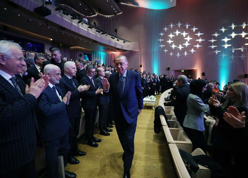 <p>Bu sene 'Sonsuzun fethine çık' temasıyla 12'ncisi tertiplenen Necip Fazıl Ödülleri'nin ilim, kültür ve sanat camiası başta olmak üzere ülke ve millet için hayırlara vesile olmasını dileyen Erdoğan, 'Üstad'ın hem kalplerde hem de zihinlerde bıraktığı izleri bugünlere taşıyan Necip Fazıl'ın fikri ve edebi mirasını güçlü bir şekilde yaşatan her bir kardeşime canıgönülden teşekkür ediyorum. Sözlerimin hemen başında şairler sultanı, büyük mütefekkir, hak bildiği yolda gözünü budaktan sakınmayan büyük dava ve aksiyon adamı Üstad Necip Fazıl Kısakürek'i bir kez daha rahmetle yad ediyorum.' dedi.</p>