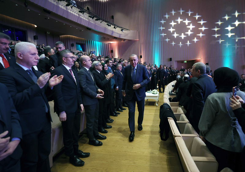 <p>Memnuniyetle müşahede ettiği bir hususu katılımcılarla paylaşmak istediğini dile getiren Erdoğan, '2014'ten bu yana geleneksel olarak her yıl sahipleriyle buluşturduğumuz Necip Fazıl Ödülleri, bugün geldiğimiz nokta itibarıyla sanat ve düşünce dünyamızda kanon oluşturucu bir nitelik kazanmıştır. Bu ödüller, tam da 12 yıl önce tahayyül ettiğimiz şekilde kültür, sanat ve fikir dünyamıza yeni bir pencere açmıştır. Türkiye'nin kültür sanat havzasını çoraklaştıran 'al gülüm ver gülümcü' anlayışın önemli ölçüde kırılmasına katkı sunmuştur. İşte bugün burada olduğu gibi ödül sahiplerimizin birbirinden kıymetli eserleri, eşsiz güzelliklerle dolu olan medeniyet bahçemizi yeni ürünlerle, yeni çiçeklerle süslüyor. Üstelik bu eserler, yeni nesillerin ve genç kalemlerin sıhhatli bir kültür sanat ikliminde yetişmesine de vesile oluyor.' diye konuştu.</p>