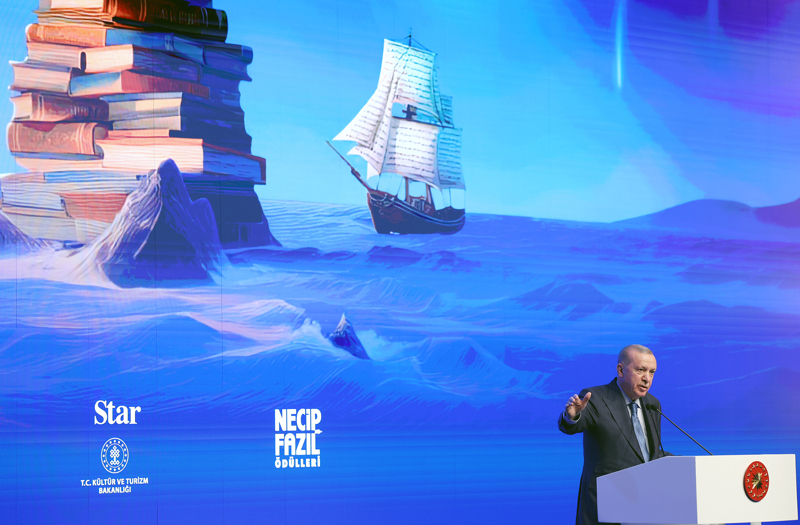 <p>Kısakürek'in, Müslüman'ın yüzünün yere eğilmesine ve fikir planında acziyete düşmesine asla tahammülü olmadığını belirten Erdoğan, şöyle devam etti:</p><p>'Bir defasında iştirak ettiği bir dost meclisinde bir arkadaşı söze şöyle başlar: 'Efendim fikri acizaneme göre...' Üstat hemen araya girer ve muhatabına celalli bir çehreyle şöyle mukabele eder: 'Fikrin varsa aciz değilsin. Acizsen, fikir sahibi değilsin.' Üstat bu işte. Sadece bu cümle bile Necip Fazıl'ın hayata, fikre, mücadeleye, sanat ve edebiyata bakış açısını göstermesi bakımından yeterlidir. Üstadın Sakarya şiirini ithaf ettiği aşk, vect ve iman gençliği işte bu şuurla büyümüş, yetişmiş, Anadolu'nun dört bir yanında kök salmıştır. Şiirden tiyatroya, hikayeden romana, tasavvuftan tenkit ve biyografi yazılarına kadar farklı türlerde verdiği onlarca ciltlik eserler, diğer pek çok hususiyetlerine ek olarak esasında bir hakikat arayışıdır. Hakikate ulaşmak, maveranın izini sürmek, onda yegane amaçtır. Üstat, bunu bir şiirinde şöyle ifade etmiştir, 'Allah'a hakikatten yola çıkmak meşakkat. Allah'tan yola çıkıp varılan şey hakikat.' İşte Üstat bu.'</p>