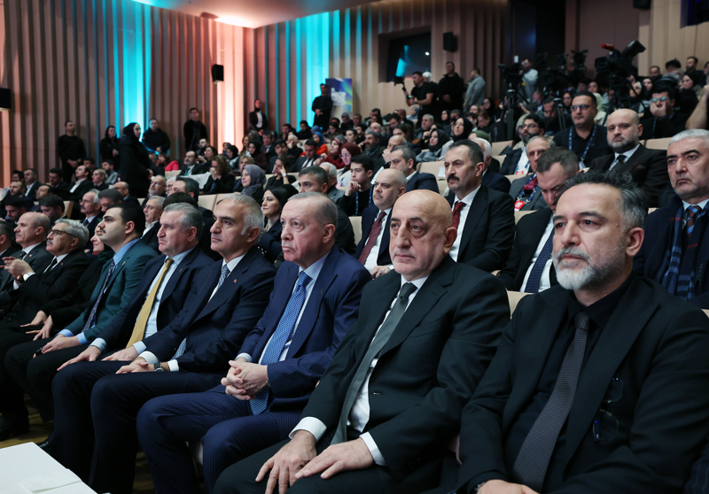 <p>Necip Fazıl Kısakürek'le tanışma sürecine değinen Erdoğan, şunları anlattı:</p><p>'Üstatla tanışma şerefine nail olmuş, onun takdir ve taltifine mazhar olmuş bir kardeşinizim. Necip Fazıl, şahsımın yarım asrı bulan siyasi mücadelesinde daima özel bir yere sahip olmuştur. Biz ve bizim neslimiz 'Onurlu ve namuslu bir fikir mücadelesi nasıl verilir?', Necip Fazıl'dan bunu öğrendik. Baskılar karşısında pes etmemeyi, zulme rıza göstermemeyi, haksızlık karşısında susmamayı biz ondan öğrendik. Şair Mehmet Emin Yurdakul, 'Şairleri haykırmayan bir millet, sevenleri toprak olmuş öksüz çocuk gibidir.' diyor. Merhum Necip Fazıl da milleti, inandığı değerleri ve davası için tahkikate uğramak pahasına hakkı haykırmaktan hiçbir zaman çekinmedi. Takibatlar, duruşmalar, davalar, dosyalar, iftira ve haksızlıklar Necip Fazıl'ın ve ona gönül verenlerin hakikat yürüyüşünü engelleyemedi. Ne diyor? 'Oluklar çift, birinden nur akar, birinden kir.' diyen Üstat, ömrü boyunca küfürle, kirle, kötüyle, zalimle ve zulümle mücadele etti.'</p>