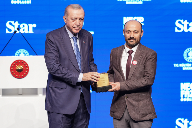 <p> Cumhurbaşkanı Erdoğan, Necip Fazıl Şiir Ödülü'ne layık görülen Celal Fedai'ye ödülünü takdim etti.</p>