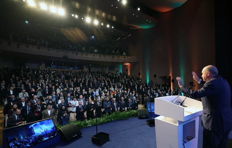 <p>Cumhurbaşkanı Erdoğan, sözlerini şöyle sürdürdü:</p><p>'Bunu özellikle şunun için söylüyorum, insana dair hasletlerin hızla tükendiği ve tüketildiği bir çağda yaşıyoruz. Küreselleşmeyle birlikte kültürel bir yozlaşma, kültürel bir çölleşme de tüm dünyayı etkisi altına alıyor. Dijital teknokültürün pek çok alanda olduğu gibi edebiyatta da yön ve anlam krizine yol açtığı bir dönemde gençlerimiz için pusula işlevi gören Necip Fazıl Ödülleri'mizi bu bakımdan son derece kıymetli buluyorum. Sizler, Üstad'ın hayalini kurduğu gençliğin yolunu kaybetmemesi ve daima istikamet üzere olması için çok mühim bir misyonu yerine getiriyorsunuz. Rabbim hepinizden razı olsun. Emeklerinizi inşallah hayra ve berekete tebdil eylesin diyorum. Ödüllerini takdim edeceğimiz yazarlarımızı, şairlerimizi ve sanatçılarımızı şahsım ve milletim adına ayrı ayrı tebrik ediyorum.'</p>