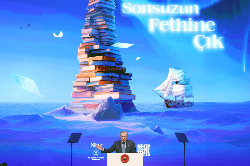 <p>Cumhurbaşkanı Erdoğan konuşmasında, içinde bulunulan çağın tükenmeye yüz tutan fikir ve sanat madenine eserleriyle yeni damarlar açan sanatçılara ve son derece titiz değerlendirme süreciyle ödül sahiplerini belirleyen jüri üyelerine teşekkür etti.</p>