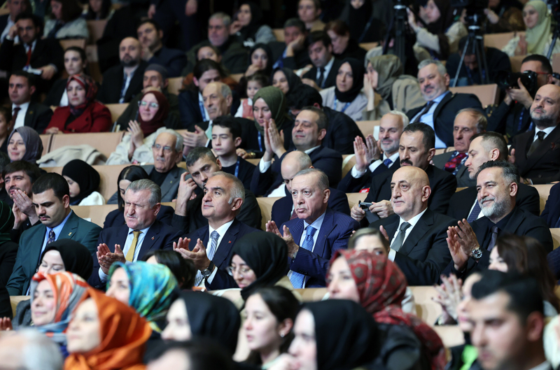 <p>Cumhurbaşkanı Erdoğan, Atatürk Kültür Merkezi'nde düzenlenen 12. Necip Fazıl Ödülleri Töreni'ndeki konuşmasında, 'Yeditepe üstünde zamanın gergef işlediği aziz İstanbul'da' katılımcılarla beraber olmanın bahtiyarlığını yaşadığını dile getirdi.</p>