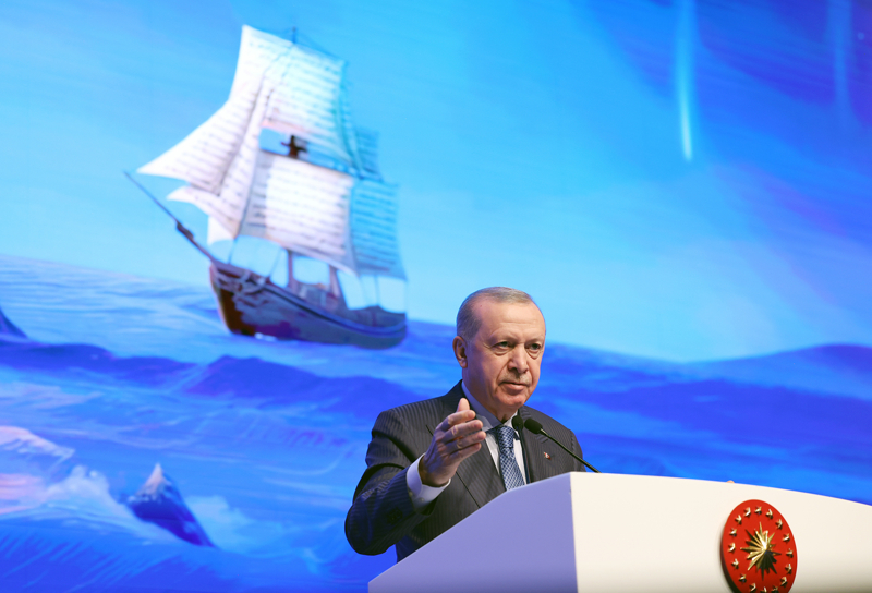 <p>Erdoğan, Kısakürek'in bu prensibini, 'Allah ızdırabını çektirmediği şeyin nimetini vermez.' sözüyle açık ve net şekilde dile getirdiğini aktararak, 'Şurası da mühimdir. O, Müslüman'ı 'yüzünün her hattında tevhit kaleminden bir satır okunan' kimse olarak görmüştür. Az önce ifade edildi ya yüzünün o kırışıklıkları, işte o çok önemli. Onu yakından tanıyan zaten Üstadın yüzündeki o kırışıklıklarda adeta toprağı görür. Bizler de Üstadın yüzündeki o kırışıklıklarda hep 'Topraktan geldik, toprağa gideceğiz.' derdik ya işte bunu görürdük. Allah rahmet eylesin.' ifadelerini kullandı.</p>