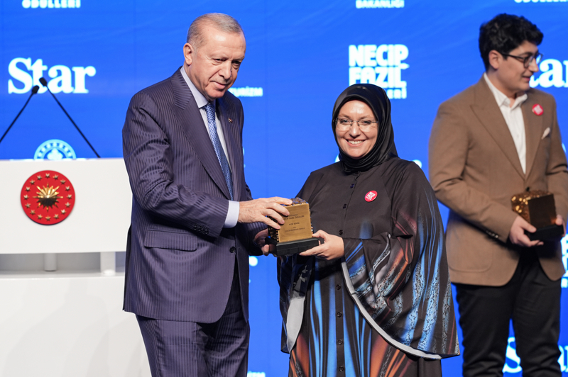 <p> Cumhurbaşkanı Erdoğan, Necip Fazıl Çocuk Edebiyatı Ödülü'ne layık görülen Ayşe Sevim'e ödülünü takdim etti.</p>