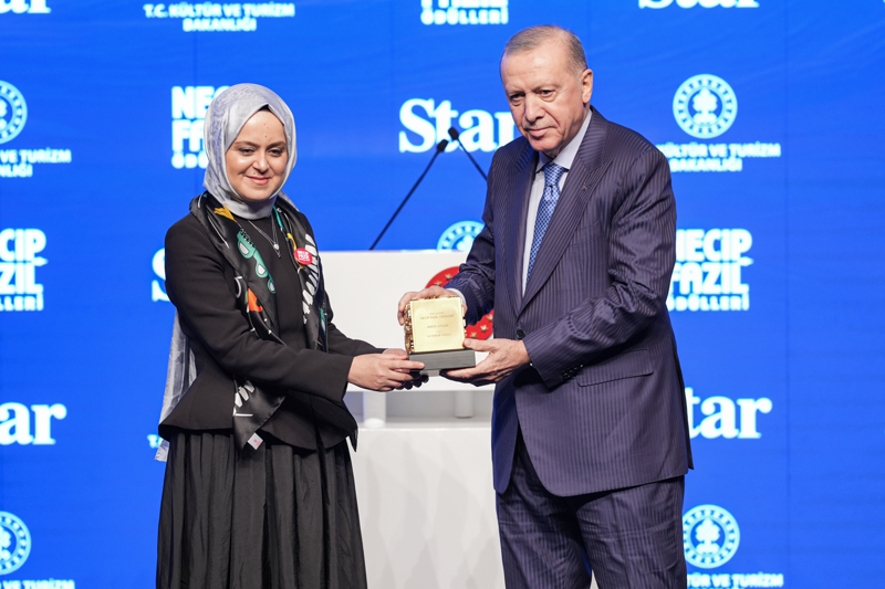 <p> Cumhurbaşkanı Erdoğan, Necip Fazıl İlk Eserler Ödülü'ne layık görülen Merve Uygun'a ödülünü takdim etti.</p>