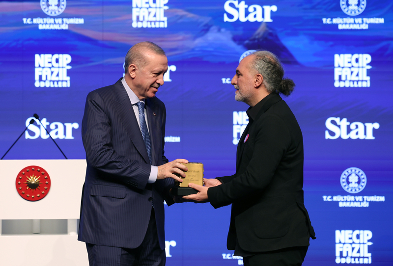 <p>Cumhurbaşkanı Erdoğan, Necip Fazıl Hikaye-Roman Ödülü'ne layık görülen Tarık Tufan'a ödülünü takdim etti.</p>