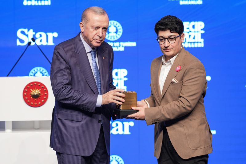 <p> Cumhurbaşkanı Erdoğan, Necip Fazıl İlk Eserler Ödülü'ne layık görülen Hasan Bozdaş'a ödülünü takdim etti.</p>