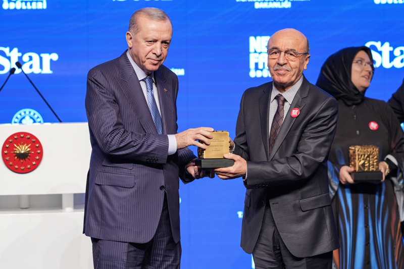 <p> Cumhurbaşkanı Erdoğan, Necip Fazıl Müzik Ödülü'ne layık görülen Bayram Bilge Tokel'e ödülünü takdim etti.</p>