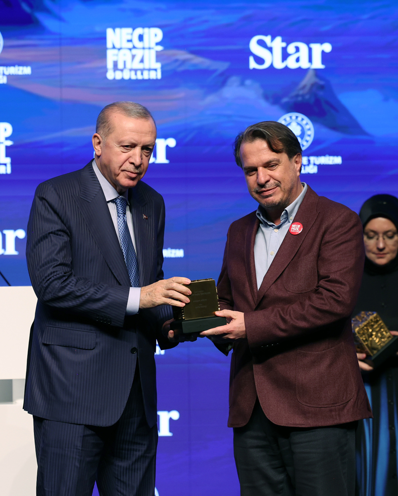 <p>Cumhurbaşkanı Erdoğan, Necip Fazıl Saygı Ödülü'ne layık görülen Hasan Aycın'ın ödülünü oğlu Harun Selman Aycın'a takdim etti.</p>