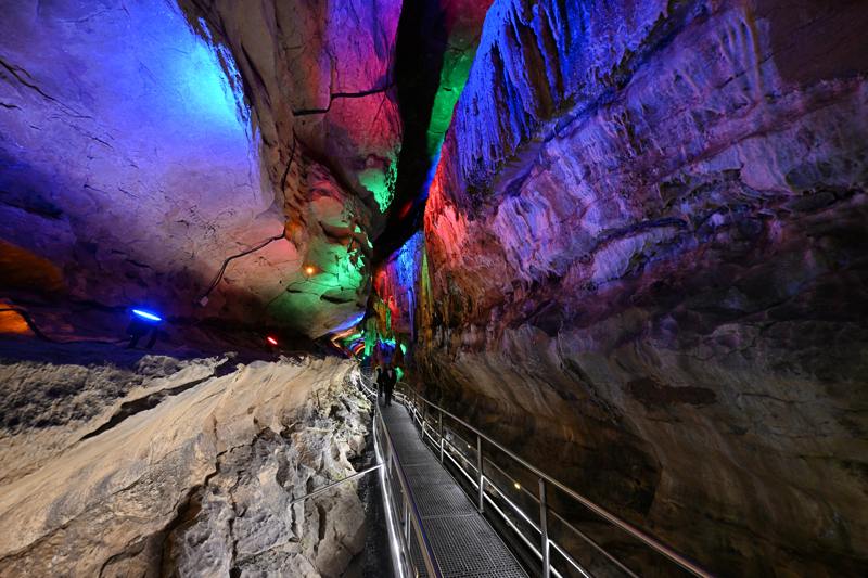 <p>�atlaklar sayesinde d�� ortamla hava ak��� bulunan, yer alt�nda olmas�na ra�men vadide y�r�me hissi veren ma�aradan ge�en derenin derinli�i ise mevsimsel olarak de�i�iyor.</p>