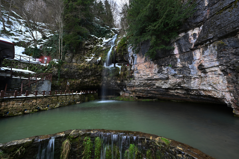 <p>Giri�inden 200 metre sonra iki kola ayr�lan ma�aran�n sol b�l�m�nde 150 metrelik y�r�y���n ard�ndan kalkerli arazilerde erime ve ��kme sonucu olu�an tava �eklindeki �ukurluklar bulunuyor.</p>