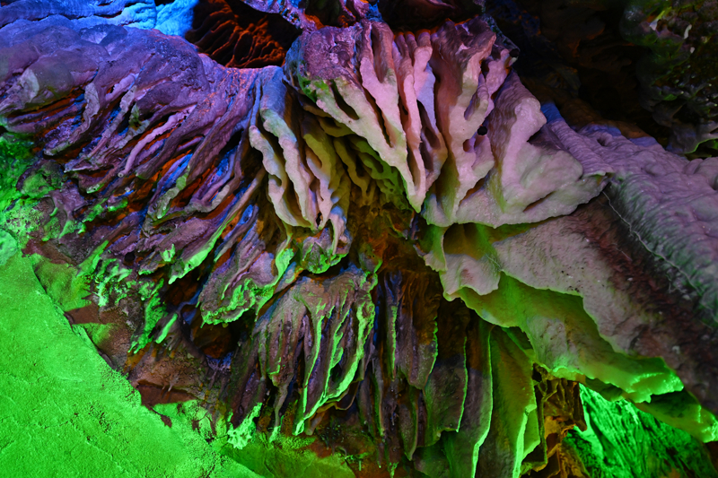 <p>Ma�aran�n yakla��k 400 metrelik y�r�y�� yolu olan sa� kolundaki g�l ve �a�layan ziyaret�ilerine etkileyici g�zellikler sunuyor.</p>