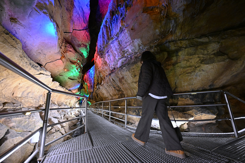 <p>�l�enin �zellikle yaz d�neminde ziyaret�i ak�n�na u�rad���n� belirten �elenk, 'Ma�aram�z d�nyan�n en uzun iki ma�aras�ndan biridir. Dolay�s�yla d�nyan�n dikkatini �eken bir yerdir. Ge�en sene i�in 178 bin 500 kay�tl� ziyaret�imiz oldu. �nceki seneye g�re y�zde 4 art�� var. Bu da bizi memnun ediyor.' dedi.</p>