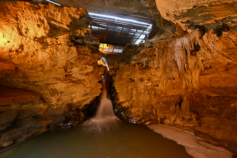 <p>�u ana kadar 8 kilometre uzunlu�una ula��labilen, bir�ok k�sm� halen tam ke�fedilemeyen ma�arada yakla��k 1 kilometrelik b�l�m gezilebiliyor.</p>