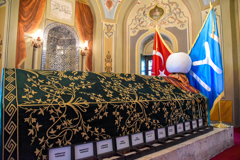 <p>Kaymakaml�k b�nyesindeki Ertu�rul Gazi Vakf� g�revlisi ve t�rbe rehberi Belgin �zkan, ziyaret�i say�s�n�n �zellikle son y�llarda artt���n� s�yledi.</p>