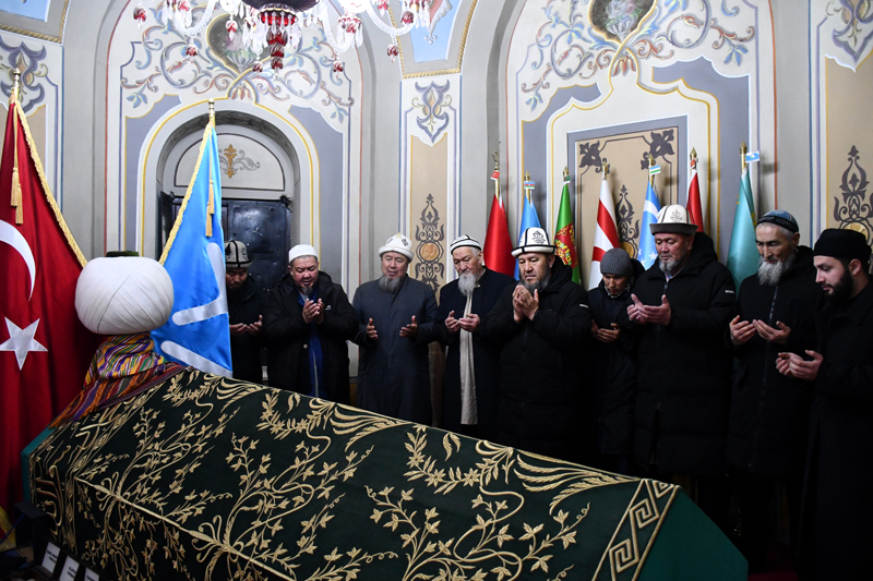 <p>�zellikle hafta sonlar�, resmi tatiller ve dini bayramlarda ziyaret�i yo�unlu�unun ya�and���n� belirten �zkan, t�rbedeki manevi atmosferin ziyaret�iler �zerinde b�y�k etki b�rakt���n� anlatt�.</p>