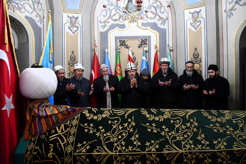 <p><b>�zkan, pandeminin ard�ndan ziyaret�i say�s�n�n her ge�en g�n artt���n� dile getirerek, ��yle konu�tu:</b></p><p><br></p><p>'2025 y�l�nda yurt i�i ve yurt d��� olarak yakla��k 3 milyon ziyaret�i a��rlad�k. Yaz aylar�nda ve S���t Ertu�rul Gazi'yi Anma ve Y�r�k �enlikleri'nde ziyaret�i yo�unlu�u ya��yoruz. T�rkiye'nin yan� s�ra Pakistan, Hindistan, Kazakistan, K�rg�zistan, �zbekistan, T�rkmenistan'dan gelen ziyaret�ilerimiz var. Avrupa �lkelerinden, hatta ABD'den Paraguay ve Kanada'dan bir�ok ziyaret�iyi a��rl�yoruz. 'Dirili� Ertu�rul Gazi' dizisinin ba�lamas�yla g�n ve g�n ziyaret�i say�s� artt�. Yurt d���ndan ziyaret�ilerimizin gelmesinin en b�y�k etkisi dizilerin izlenirli�i. �zellikle sosyal medyada da izlenmesi buradaki ziyaret�i say�m�z� ve yelpazemizi �e�itlendirdi.'</p>