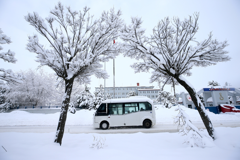 <p>Mu�'ta kar ya����n�n ard�ndan kent merkezi beyaza b�r�nd�.</p>