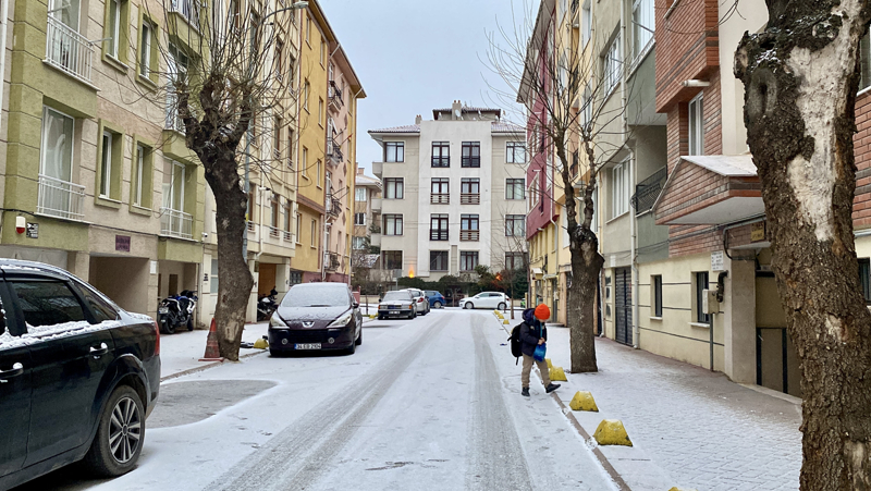 <p>Eski�ehir'de sabaha kar�� ba�layan kar ya����, etraf� beyaza b�r�d�.</p>