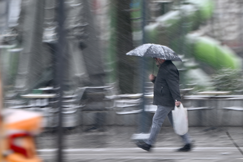 <p>D�zce'de kar ya���� aral�klarla devam etti. Ya��� kent merkezinde de etkili oldu.</p>