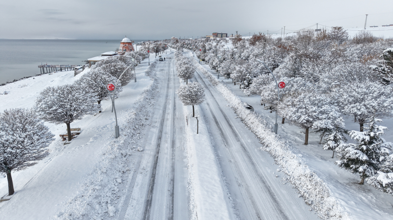 <p>Van'�n Erci� il�esi kar ya����n�n ard�ndan beyaza b�r�nd�.</p>