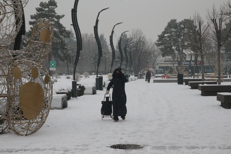 <p>Bolu kent mertkezinde kar ya���� aral�klarla etkili oluyor.</p>