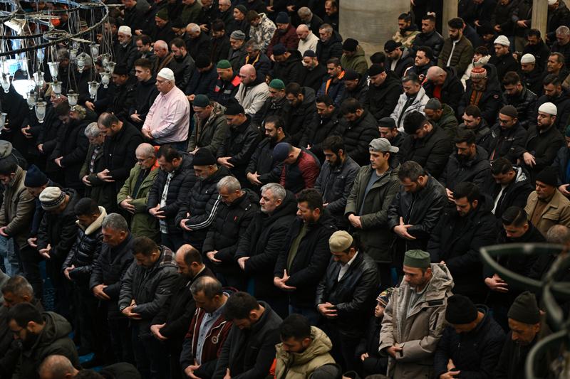 <p>Geceyi ibadetle ge�irmek isteyen vatanda�lar, d�nyan�n d�rt bir yan�ndaki M�sl�manlar i�in dua etti.</p>