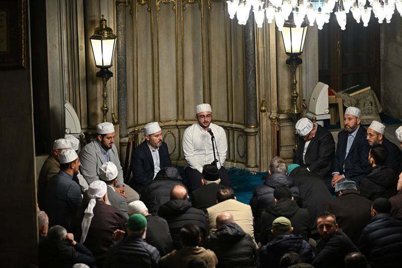 <p><b>�STANBUL EY�PSULTAN CAM��'NE M�RA� KAND�L�</b></p>