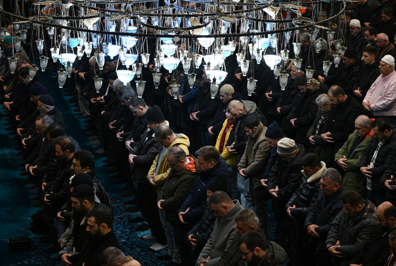 <p>Mira� Kandili'ni Ey�psultan'�n manevi atmosferinde idrak etmek isteyen M�sl�manlar, Ey�p Sultan Camii'nde namazlar�n� k�ld�ktan sonra Ey�p Sultan Hazretleri'nin t�rbesini ziyaret etti. </p>