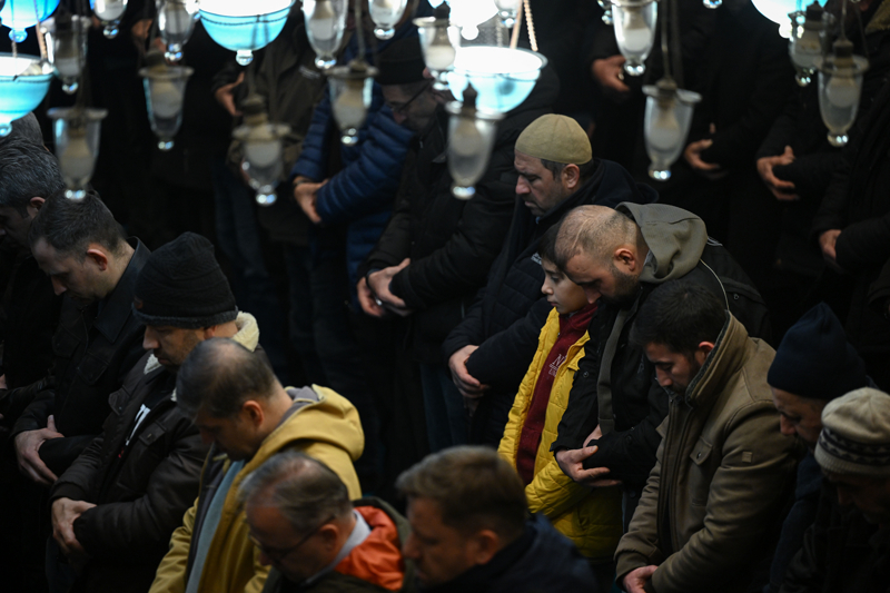 <p>�stanbul'da Mira� Kandili dolay�s�yla vatanda�lar Ey�p Sultan Camii'ne ak�n etti.</p>