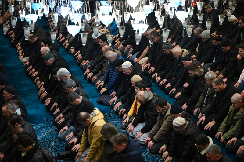 <p>Ak�am namaz� sonras� Ey�p Sultan Camii'nde Mira� Kandili'nde dualar edildi. </p>