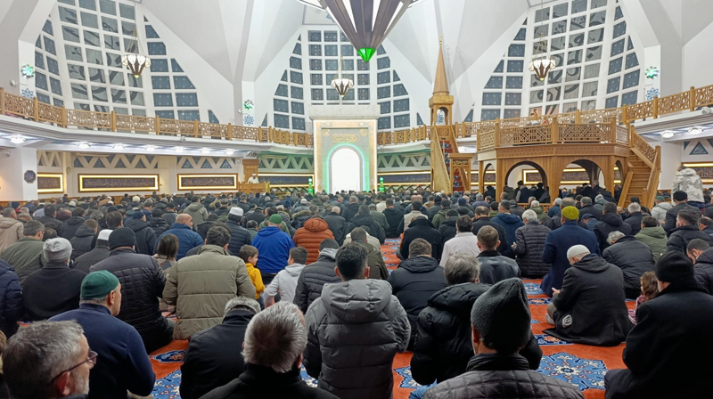 <p>Ak�akoca Merkez Camisi'nde ak�am ezan�n�n ard�ndan camiye gelen vatanda�lar, namaz k�larak dua etti.</p>