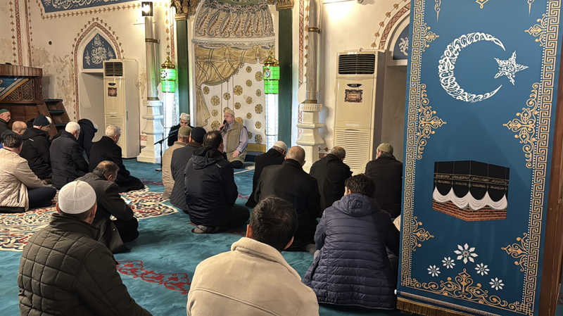 <p>H�z�rbey Camisi'nde ger�ekle�tirilen programda, Kur'an-� Kerim, Mevlid-i �erif ve ilahiler okunarak dua edildi.</p>