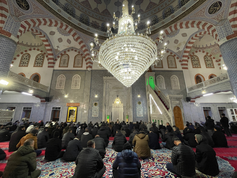 <p>'Peygamberler �ehri' olarak da adland�r�lan �anl�urfa'da da kandil dolay�s�yla vatanda�lar, �zellikle Bal�kl�g�l yerle�kesindeki camileri tercih etti. </p>