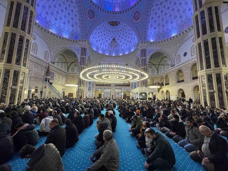 <p>Kahramanmara�'ta Mira� Kandili, dualarla idrak edildi. Abdulhamithan Camisi'nde d�zenlenen programda, Kur'an-� Kerim okundu ve 6 �ubat 2023 depremlerinde ya�am�n� yitirenler ve �ehitler i�in dua edildi.</p>