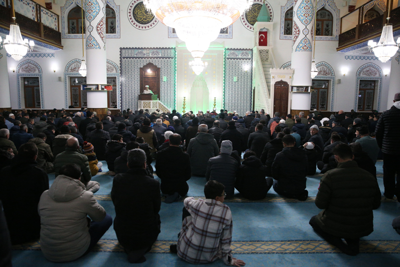 <p>Ni�de'de Mira� Kandili, dualarla idrak edildi. </p>