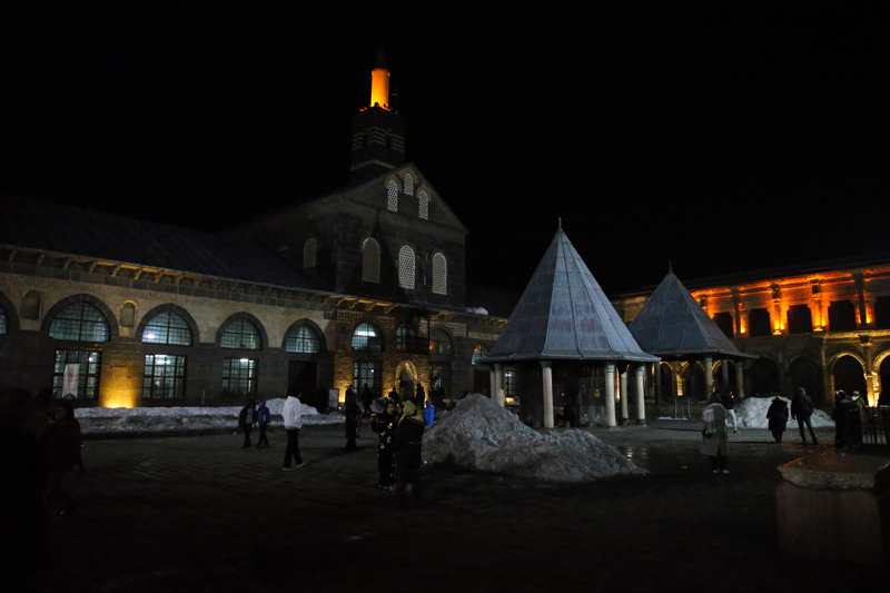 <p><b>D�YARBAKIR VE �EVRE �LLERDE M�RA� KAND�L� �DRAK ED�LD�</b></p>