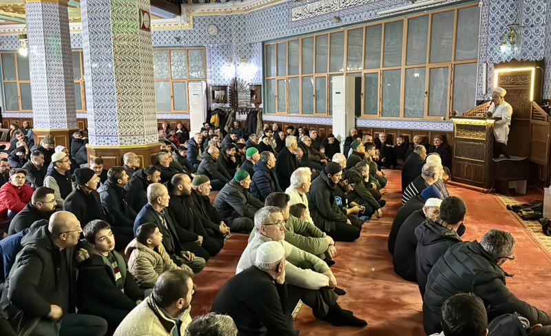 <p>K�r�ehir'deki Cacabey Medresesi'nde Mira� Kandili dolay�s�yla program d�zenlendi.</p>