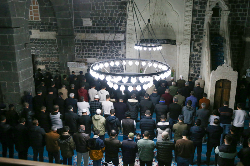 <p>Diyarbak�r'da �l M�ft�l���nce '�slam�n 5. Haremi �erif'i olarak kabul edilen tarihi Ulu Cami'de Mira� Kandili dolay�s�yla program d�zenlendi.</p>