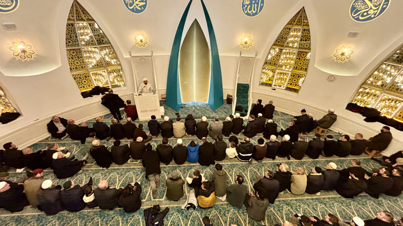 <p><b>SAMSUN'DA M�RA� KAND�L� �DRAK ED�LD�</b></p><p>Samsun'da Mira� Kandili dolay�s� ile Hz. Hatice Camisinde program d�zenlendi. Vatanda�lar namaz k�l�p dua etti.</p>