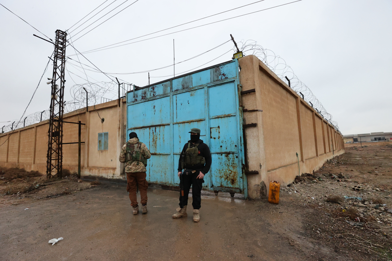 <p>Hapishane �n�nde toplanan baz� vatanda�lar�n ise kaybettikleri yak�nlar�yla bulu�may� bekledi�i g�r�ld�.</p>