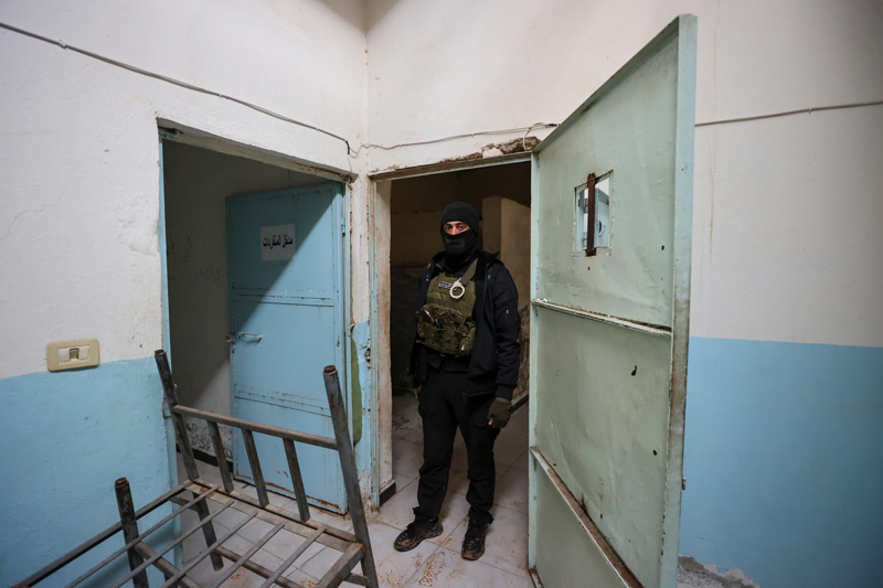 <p>Suriye resmi ajans� SANA'n�n haberine g�re ter�r �rg�t� YPG/SDG, Tabka il�esinden �ekilirken hapishanedeki esirleri �ld�rd�.</p>