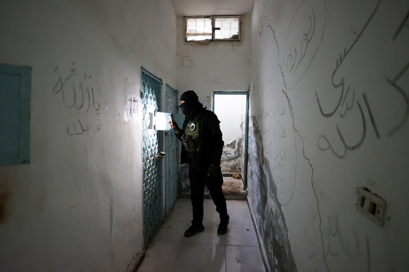 <p>Suriye h�k�meti, Tabka'da esirleri infaz eden YPG/SDG'yi Cenevre Anla�malar�na ayk�r� olarak sava� su�u i�lemekle su�lam�� ve bunu en sert �ekilde k�nam��t�.</p>